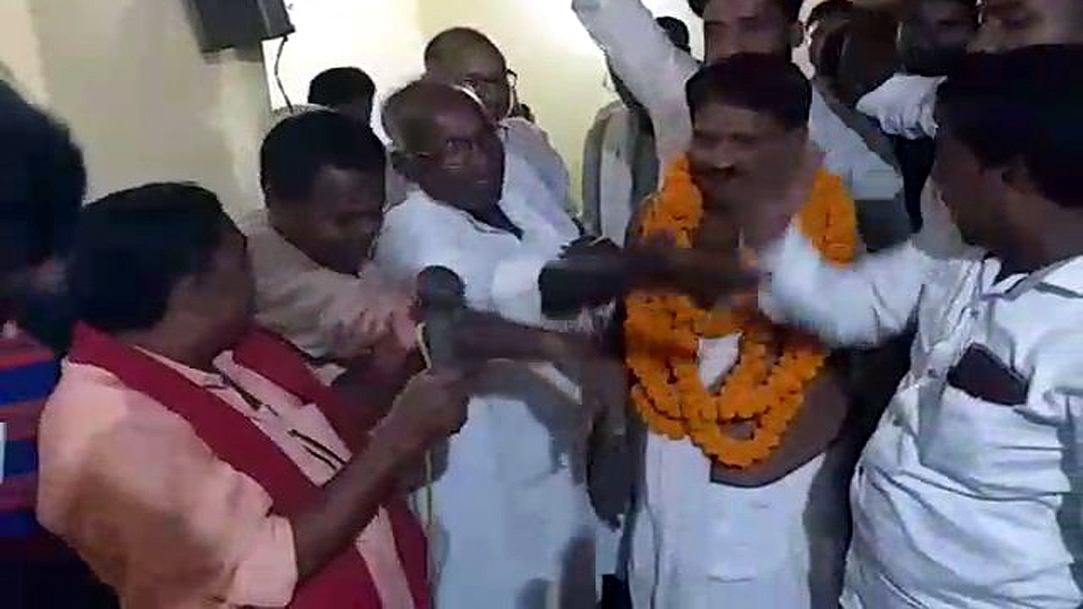 कांग्रेस प्रत्याशी ने फाड़ दिया अपना कुर्ता