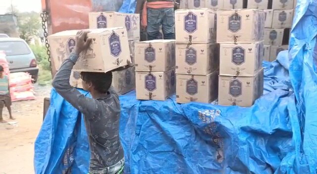 ट्रक में चावल के बोरे के नीचे छिपाई शराब