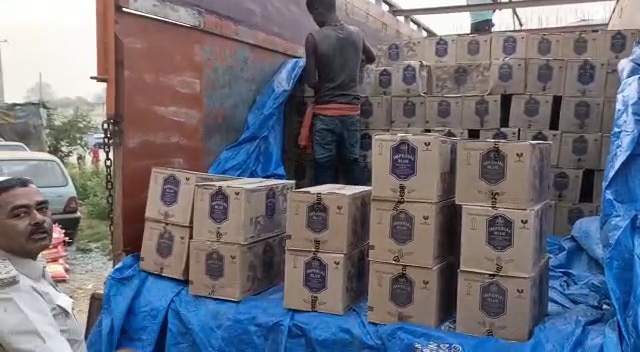 ट्रक में चावल के बोरे के नीचे छिपाई शराब