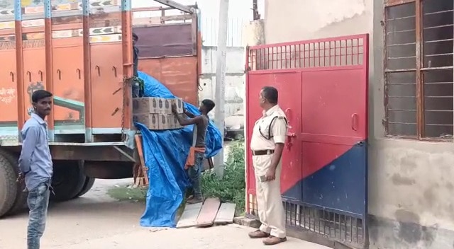 ट्रक में चावल के बोरे के नीचे छिपाई शराब