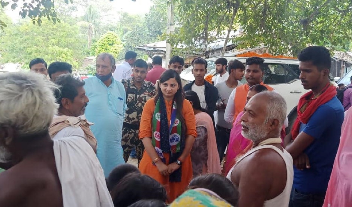 कोमल सिंह टिकट मिलने के बाद चर्चा में हैं