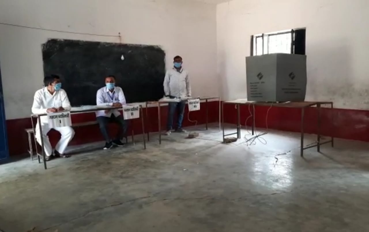 वोटिंग शुरू होते ही बहिष्कार का ऐलान