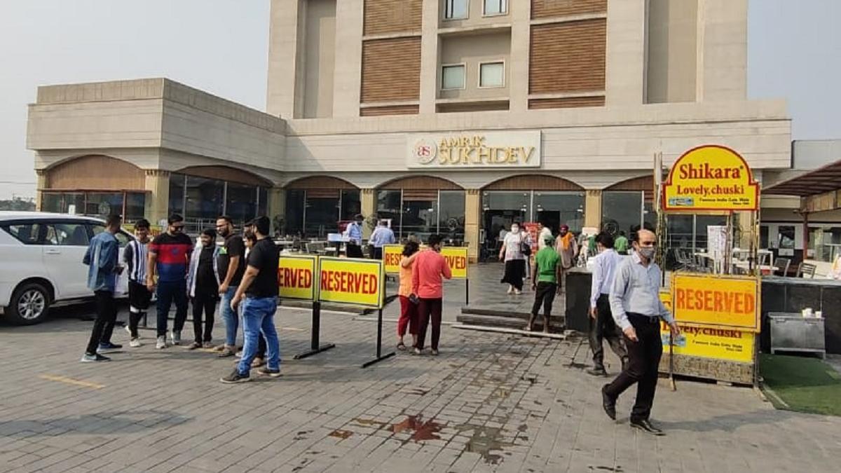 खाना खाने के बाद पैसे नहीं देने पर हंगामा