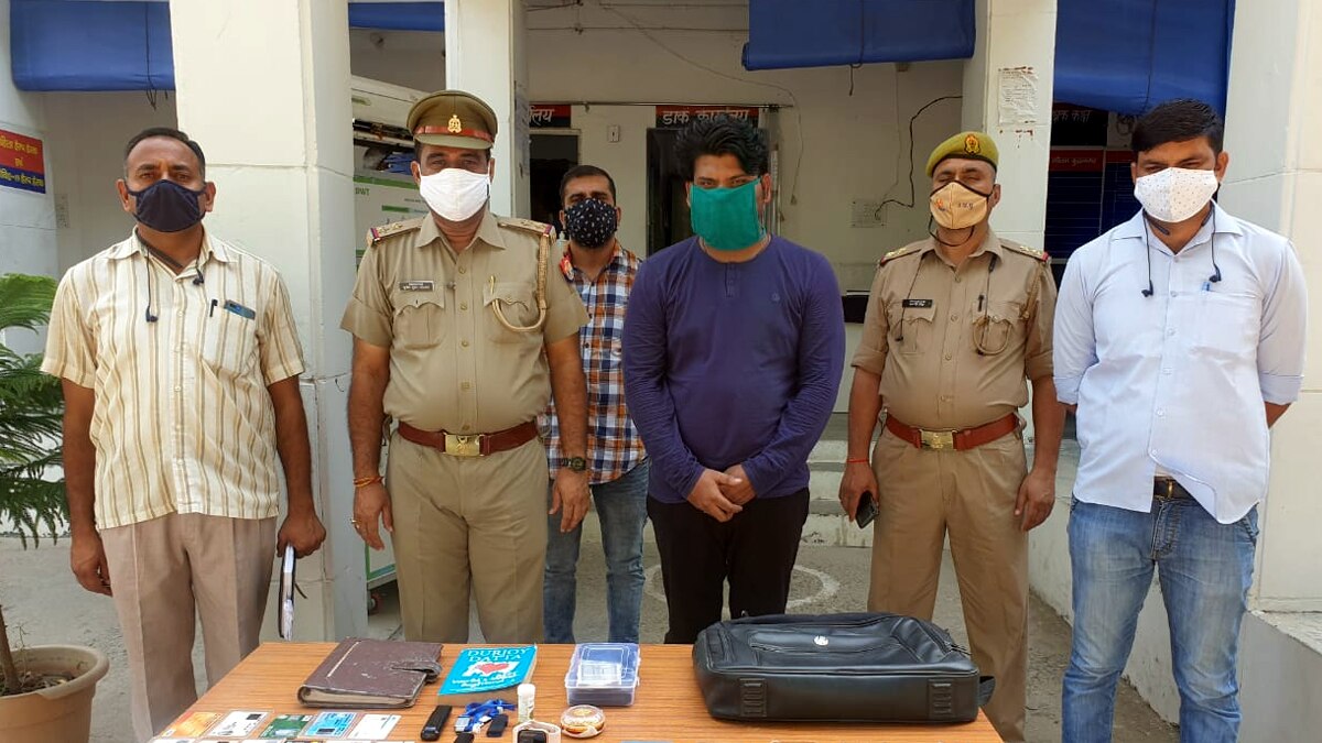 पुलिस गिरफ्त में आरोपी.