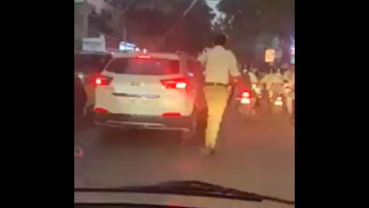 जाम में फंसी एंबुलेंस