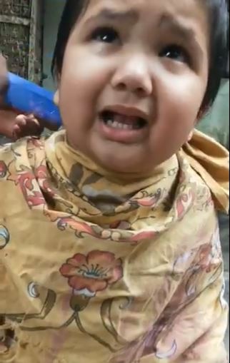 बाल कटवाते बच्चे का वीडियो वायरल