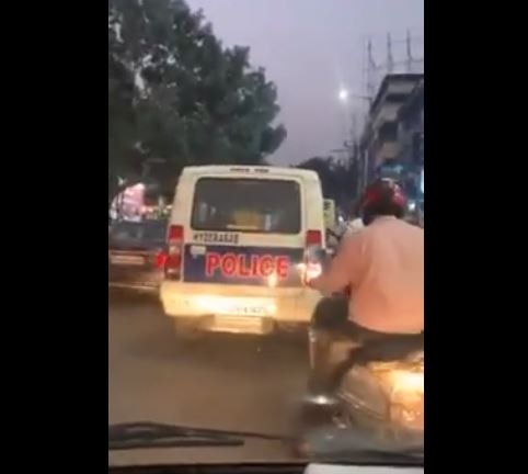 जाम में फंसी एंबुलेंस