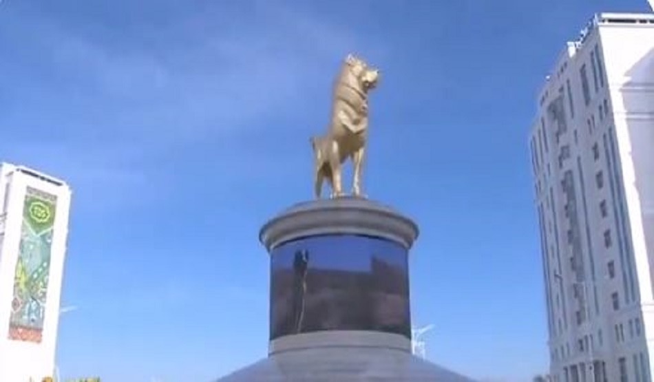 कुत्ते की बनाई 'सोने' की मूर्ति