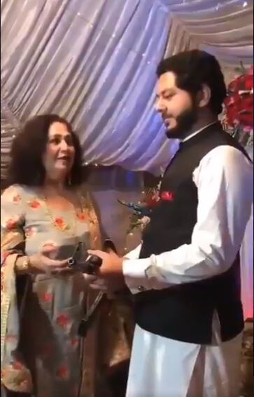 गिफ्ट में मिली AK 47 रायफल