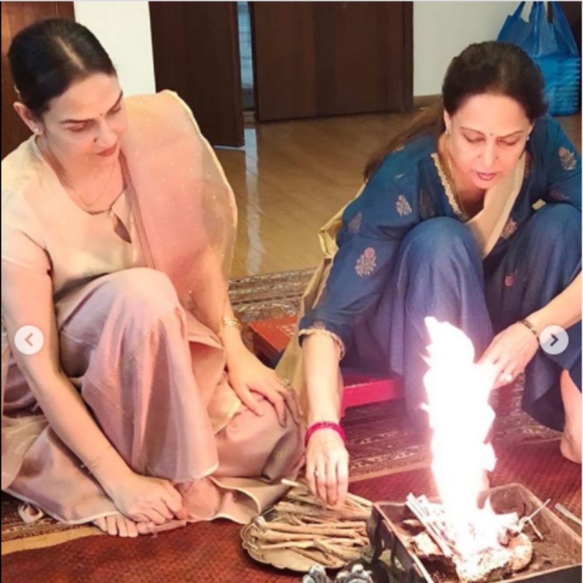 हेमा मालिनी ने ईशा को दिया प्यार  