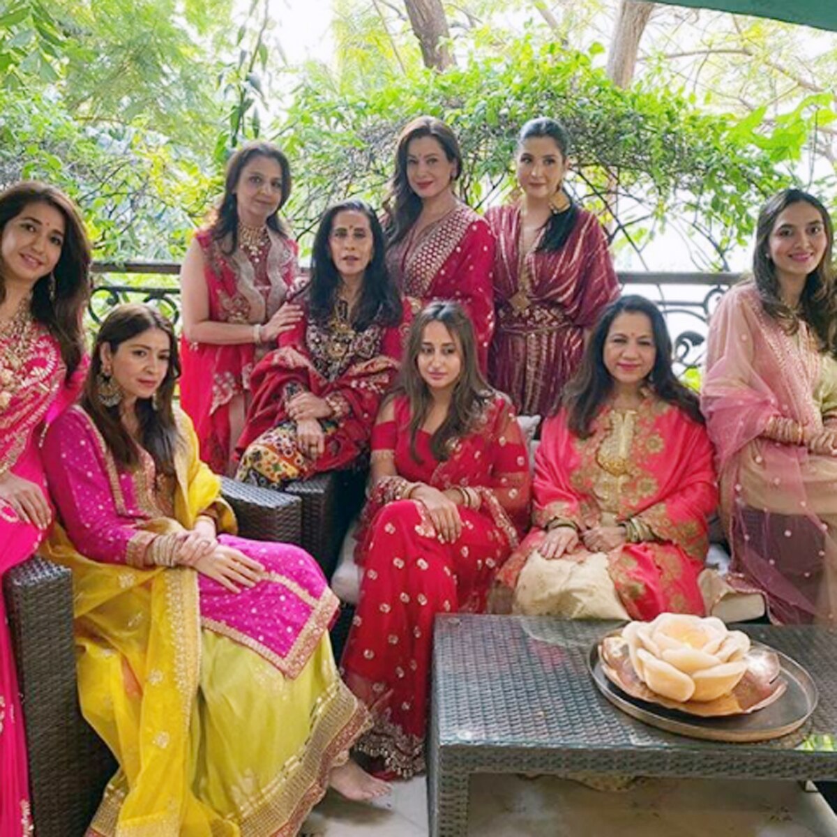 नीलम कोठारी अपनी दोस्तों के साथ