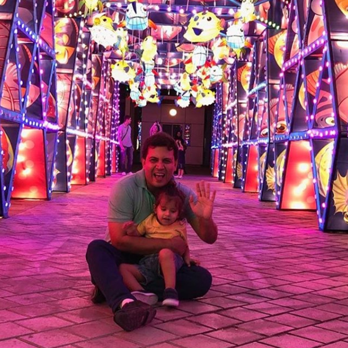 अभ‍िनव बेटे के साथ 