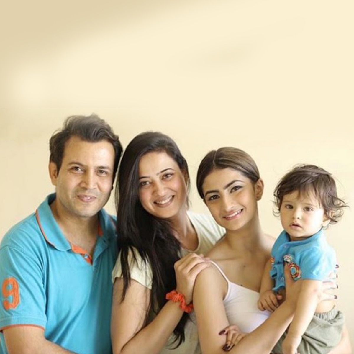 श्वेता, पति-बच्चों के साथ 