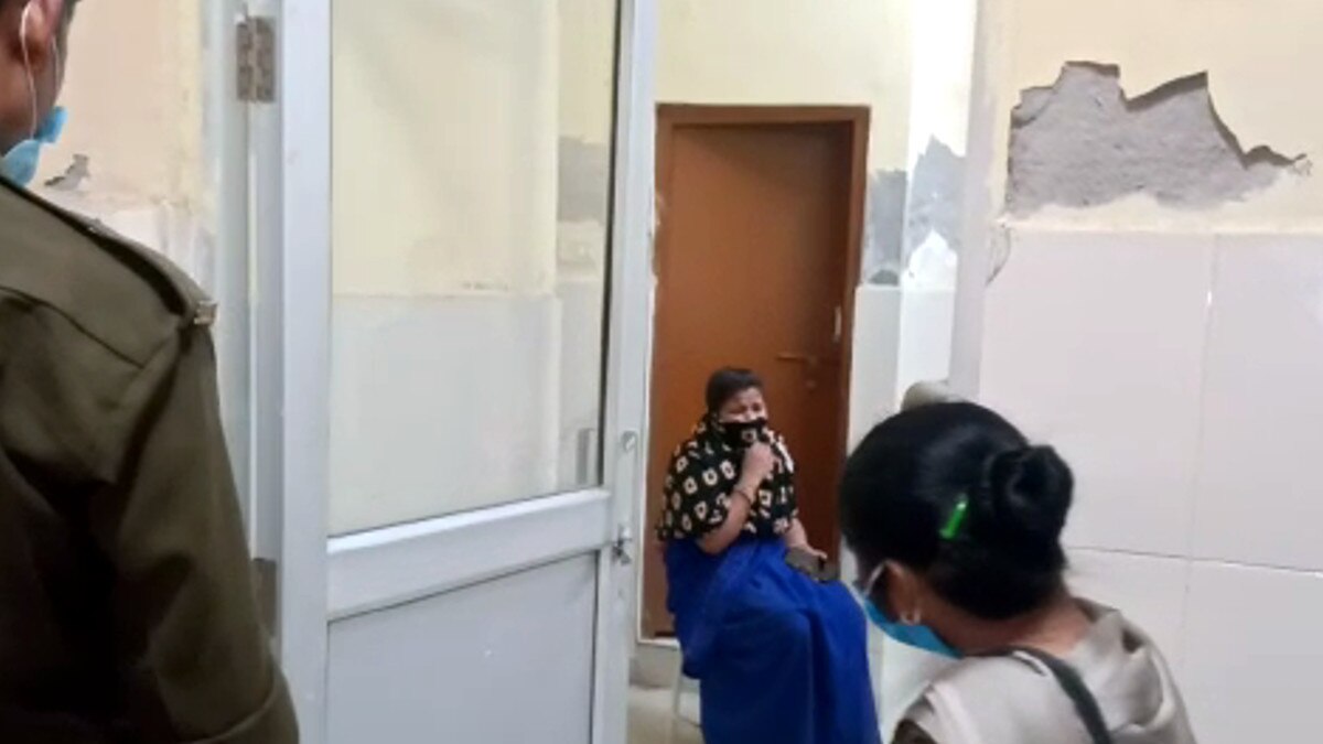 कलेक्ट्रेट में महिला पर तेजाब से हमला, बाल-बाल बची लेकिन जल गई साड़ी.