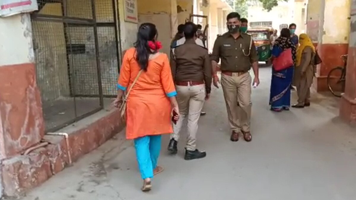 कलेक्ट्रेट में महिला पर तेजाब से हमला, बाल-बाल बची लेकिन जल गई साड़ी.