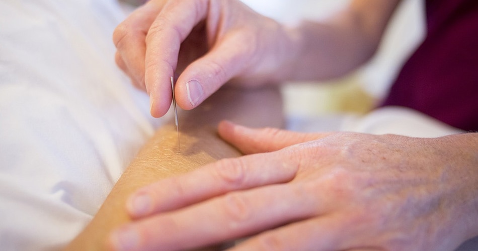 एक्यूपंक्चर और काइरोप्रेक्टिक ट्रीटमेंट