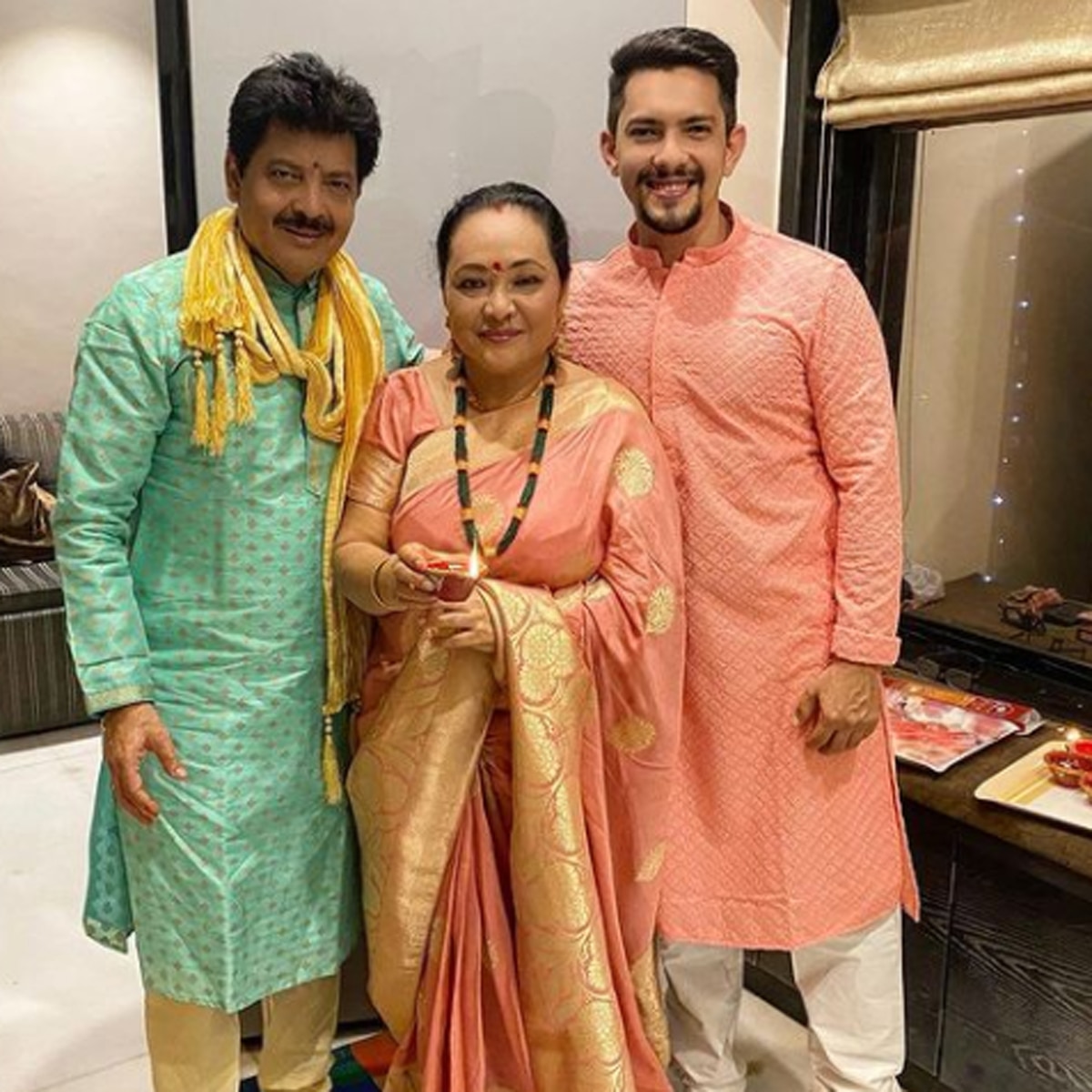 आद‍ित्य नारायण पर‍िवार के साथ 