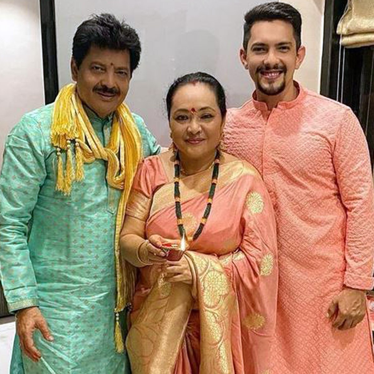 माता-पिता संग आदित्य