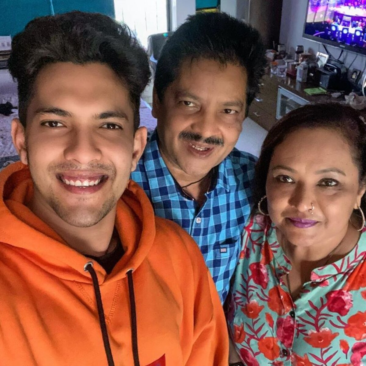 आदित्य नारायण अपनी फैमिली के साथ