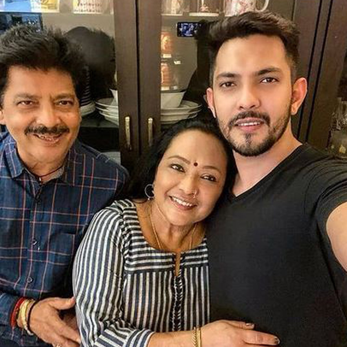 माता-पिता संग आदित्य