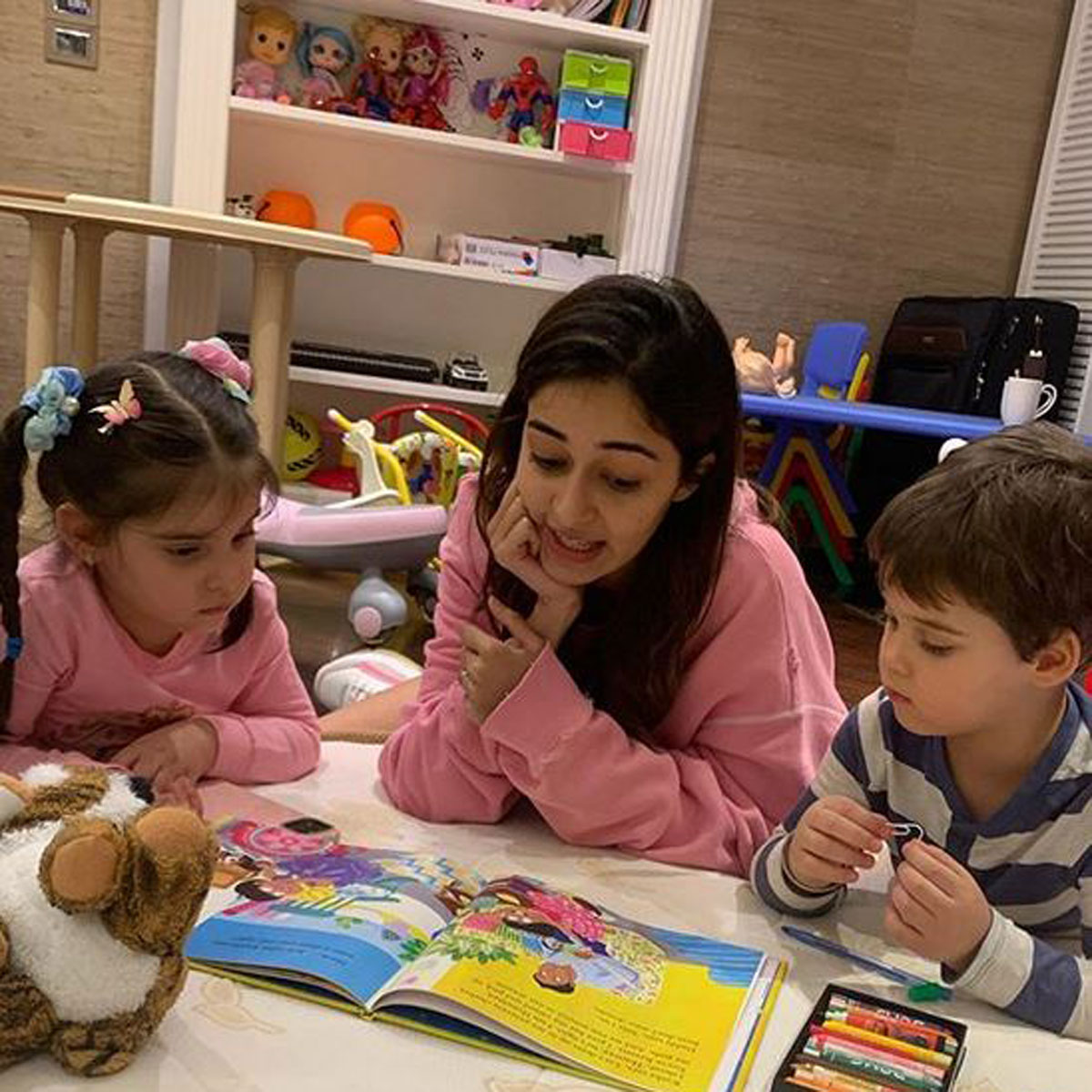 यश और रूही के साथ अनन्या