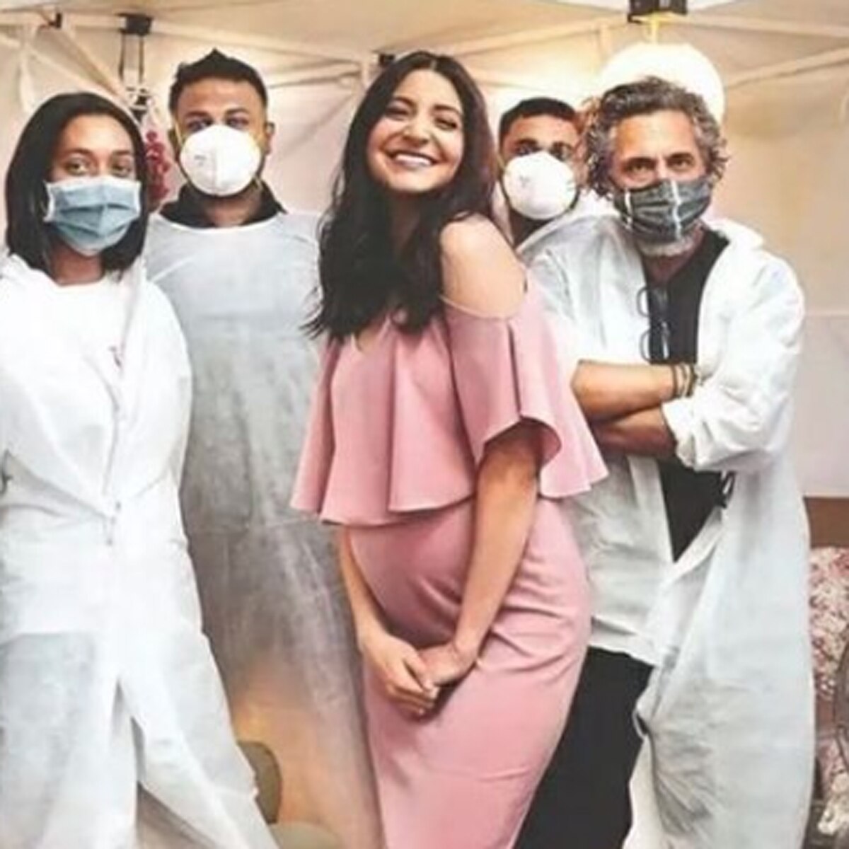 अनुष्का शर्मा स्टाफ के साथ 