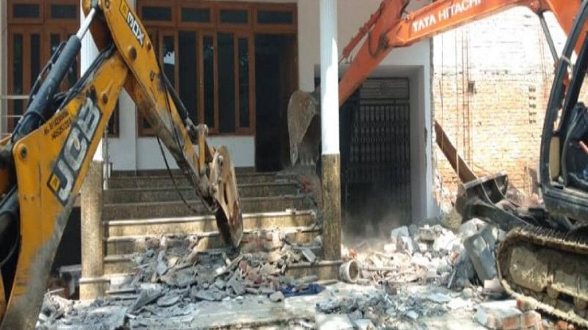 शूटर बृजेश सोनकर की 60 लाख की संपत्ति भी गिराई दी गई थी