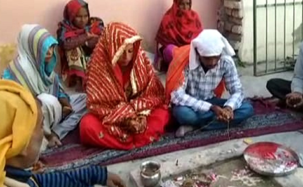 प्रेमी रात भर पिटा सुबह दामाद बना प्रेमी रात भर पिटा सुबह दामाद बना
