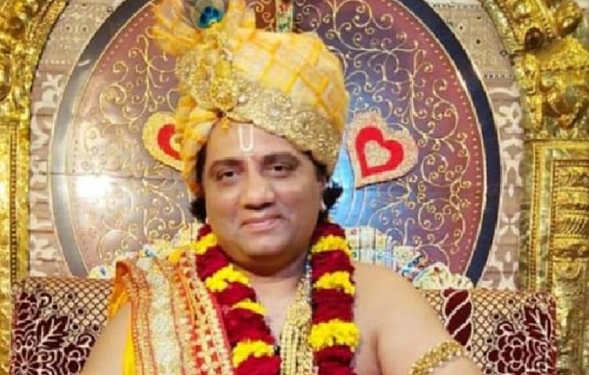 मसाज कराने का शौकीन था संत