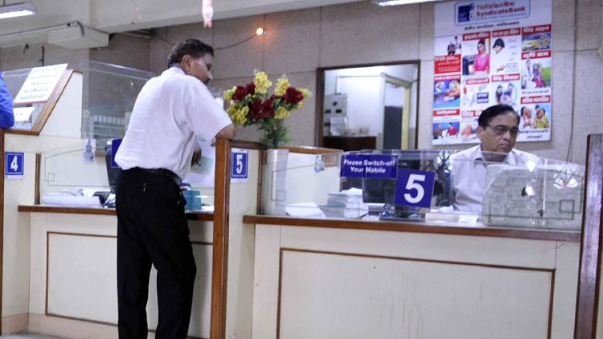 कई खास तोहफे दे रहा बैंक