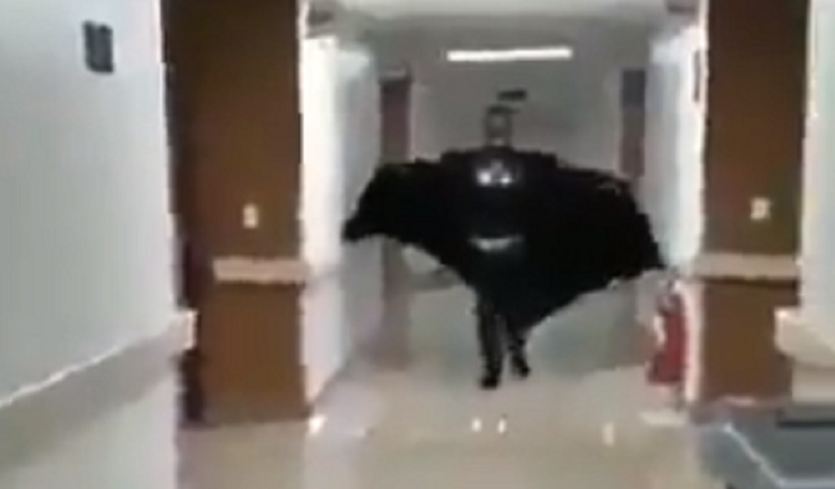 कैंसर पीड़ित बच्चा बैटमैन से मिला