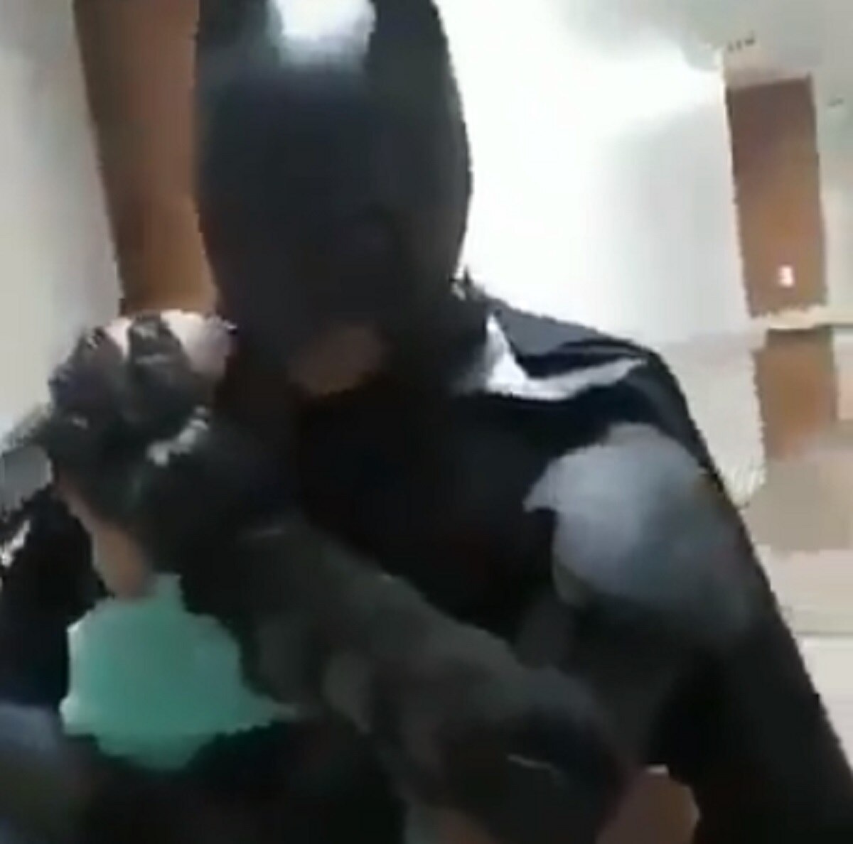 कैंसर पीड़ित बच्चा बैटमैन से मिला