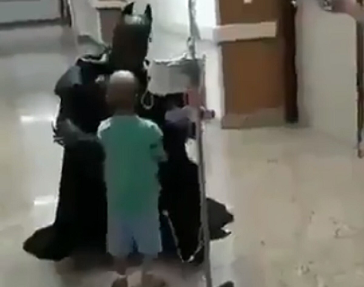 कैंसर पीड़ित बच्चा बैटमैन से मिला