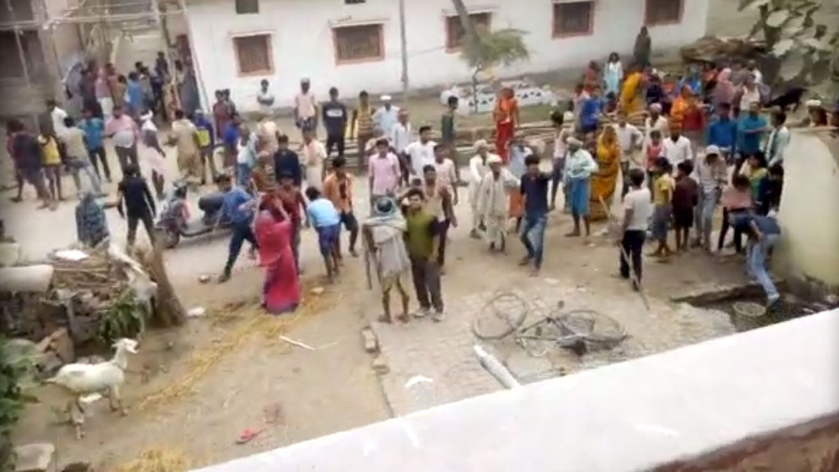 दो गुटों के बीच हुई पत्थरबाजी (फोटो वीडियो ग्रैब)