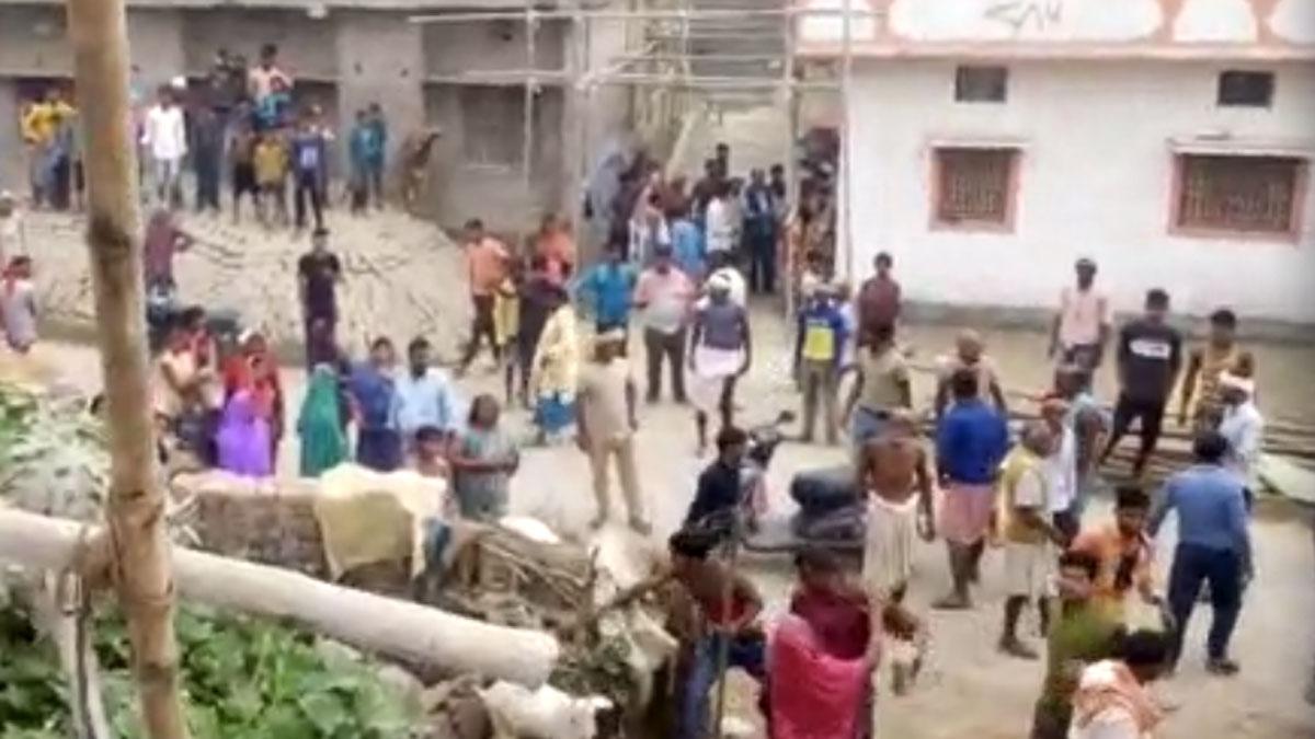 दो गुटों के बीच हुई पत्थरबाजी (फोटो वीडियो ग्रैब)