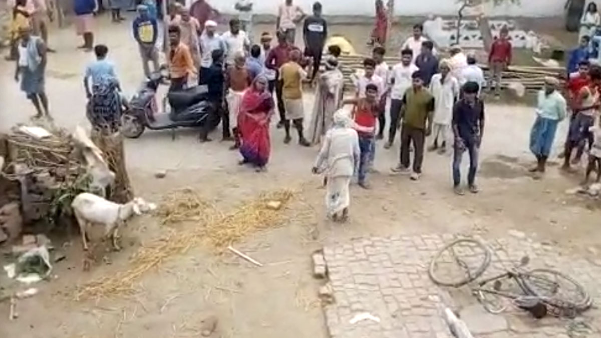 दो गुटों के बीच हुई पत्थरबाजी (फोटो वीडियो ग्रैब)