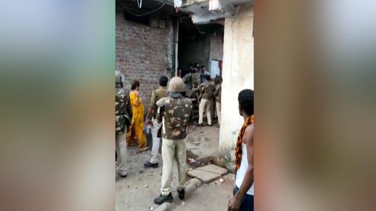 भोपाल में पुलिस को करनी पड़ी ताबड़तोड़ फायरिंग, टीम पर ईंट-पत्थरों से हुआ हमला