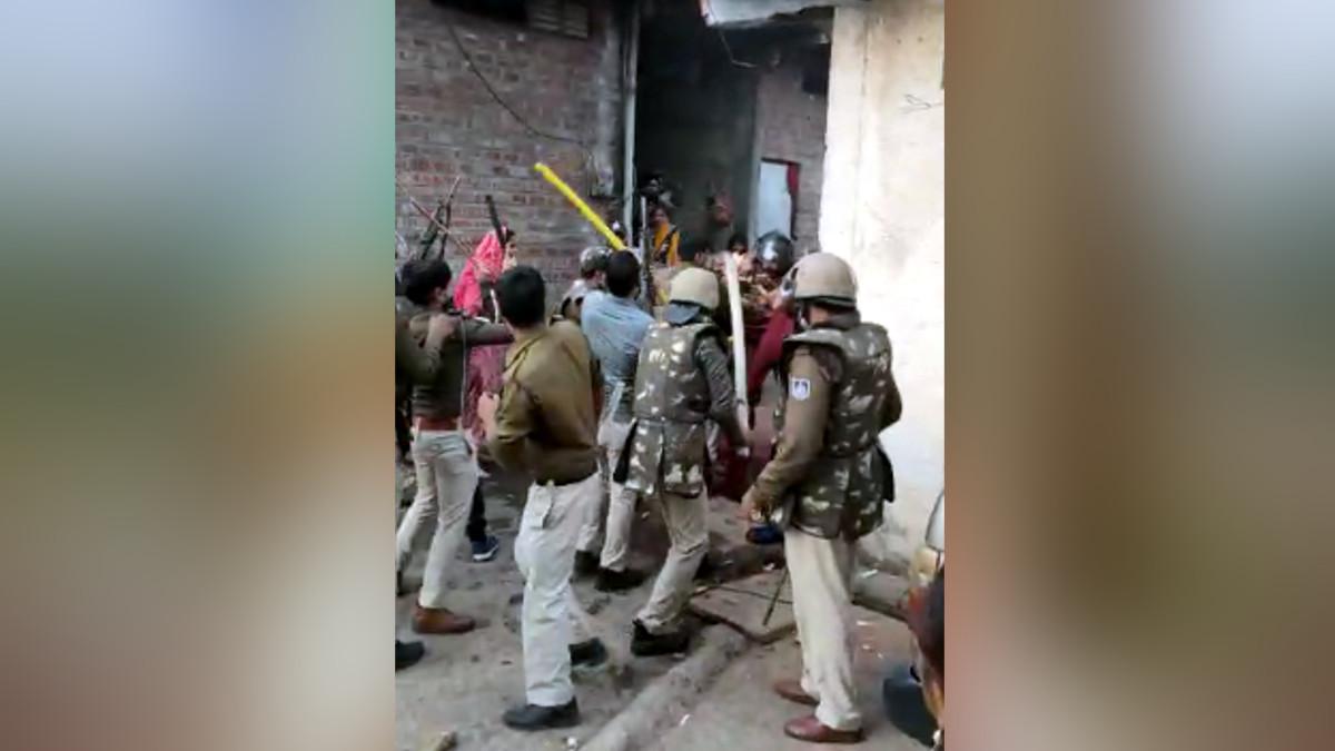 भोपाल में पुल‍िस पर हमला.