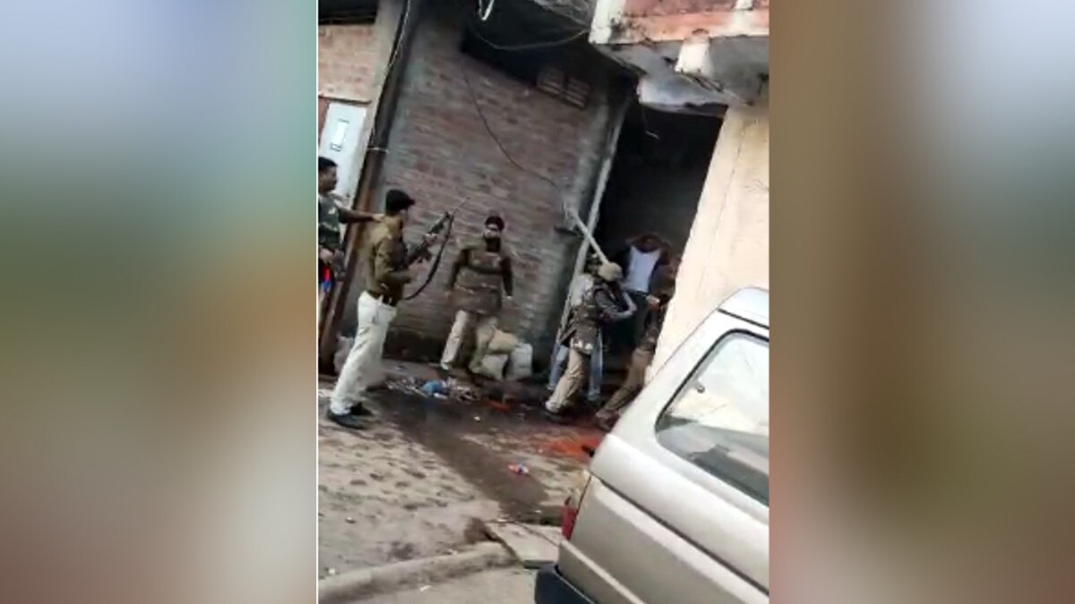 भोपाल में पुलिस को करनी पड़ी ताबड़तोड़ फायरिंग, टीम पर ईंट-पत्थरों से हुआ हमला
