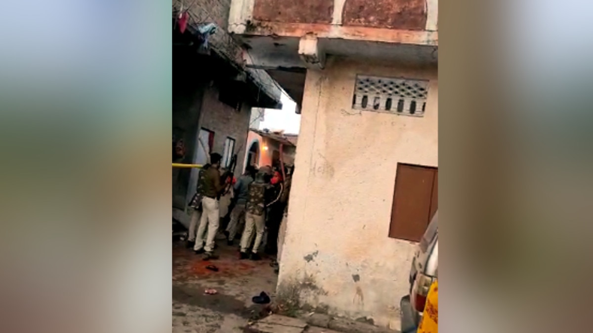 पुलिस टीम पर पत्थरों से हमला, पुलिस को करनी पड़ी ताबड़तोड़ फायरिंग 1 भोपाल में पुलिस को करनी पड़ी ताबड़तोड़ फायरिंग, टीम पर ईंट-पत्थरों से हुआ हमला