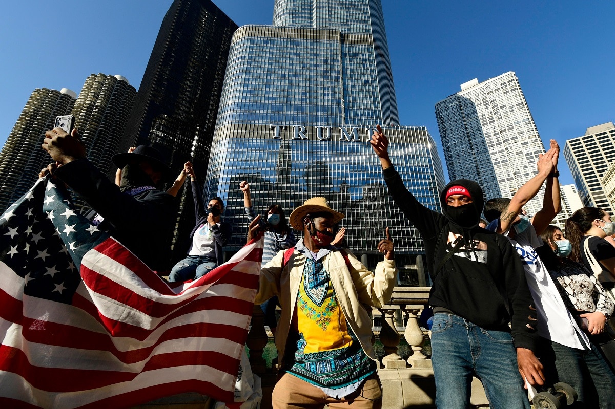 अमेरिका की सड़कों पर जीत का जश्न