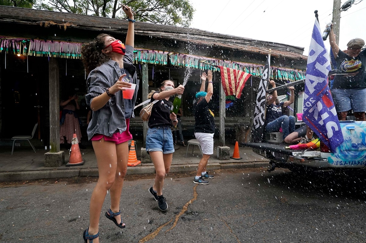 अमेरिका की सड़कों पर जीत का जश्न