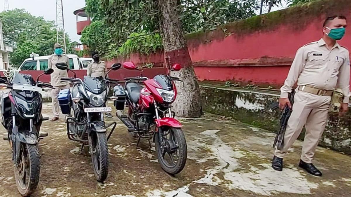 पुलिस ने पकड़े बाइक चोर (फोटो आजतक)