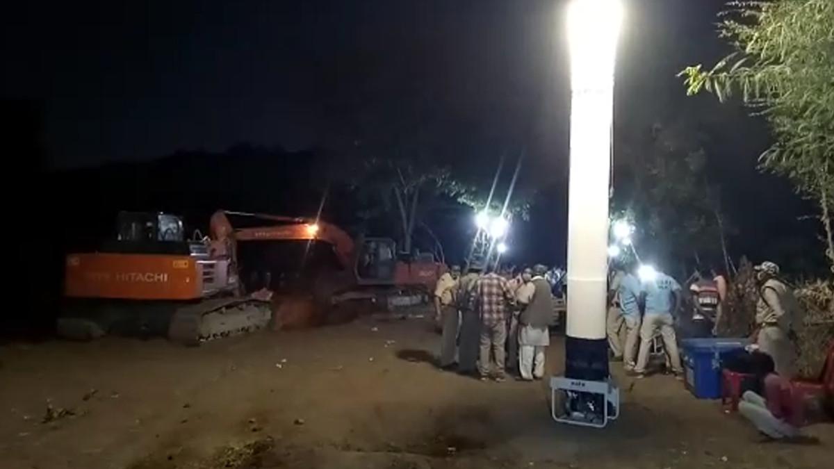 बोरवेल में ग‍िरा बच्‍चा.