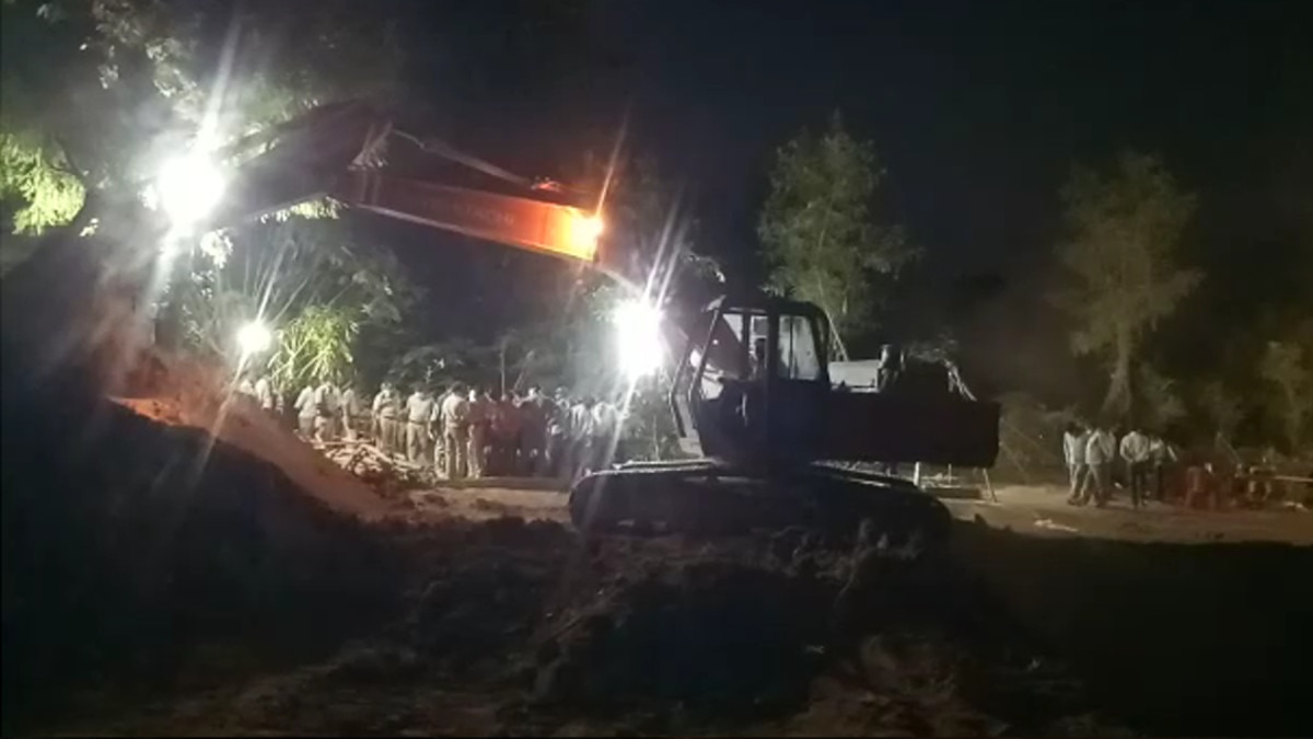 200 फीट गहरे बोरवेल में गिरा 3 साल का मासूम