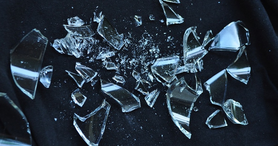 टूटा हुआ कांच