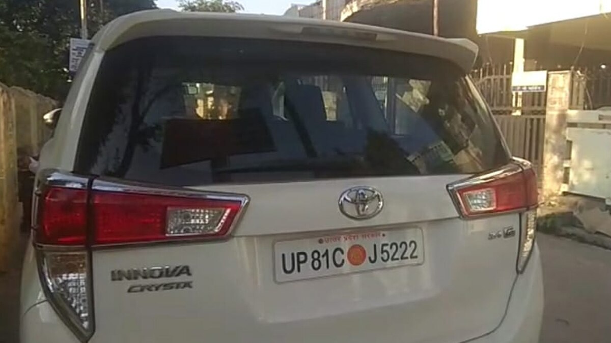 टायर खोलकर ईटों पर खड़ी कर गए इनोवा.