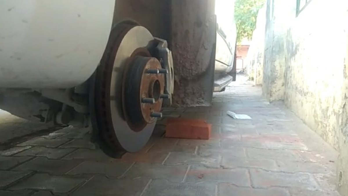 भाजपा नेता की कार का पहिया चुरा ले गए चोर