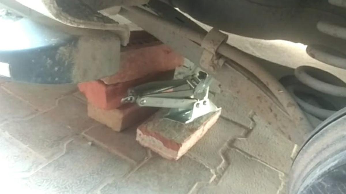 भाजपा नेता की कार के पहिये चुरा ले गए चोर.