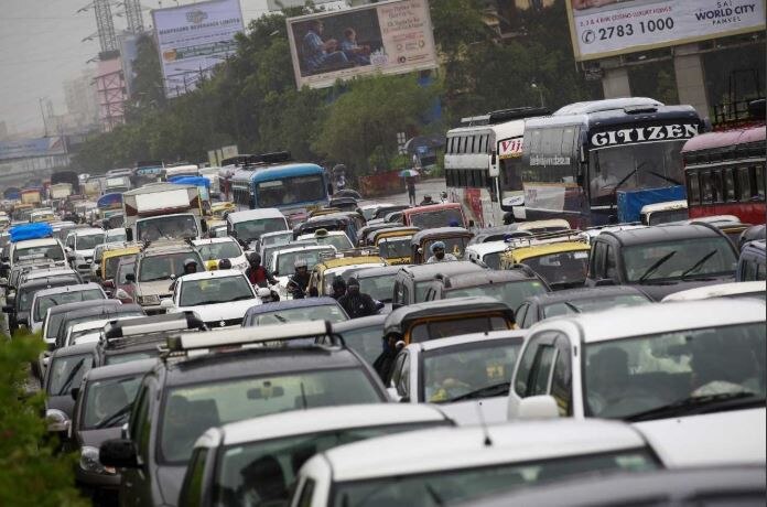 कमर्शियल व्हीकल्स की बिक्री घटी कमर्शियल व्हीकल्स की बिक्री घटी